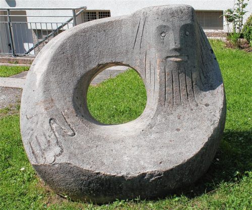 Der Oberaudorfer Bildhauer Joachim Berthold schuf 1963 den „Mann im Stein“ für den Spielplatz der Städtischen Wohnanlage in der Marienberger Straße.Foto Frick