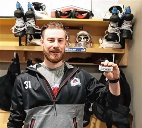 Der Rosenheimer Philipp Grubauer präsentiert in der Kabine der Colorado Avalanche den Puck für seinen 100. Sieg in der National Hockey League.Foto Colorado Avalanche/Twitter