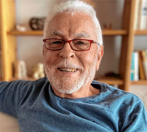 Der Schriftsteller Josef Einwanger erzählt begeistert von seinen Büchern und aus seinem Leben.Foto  Janka