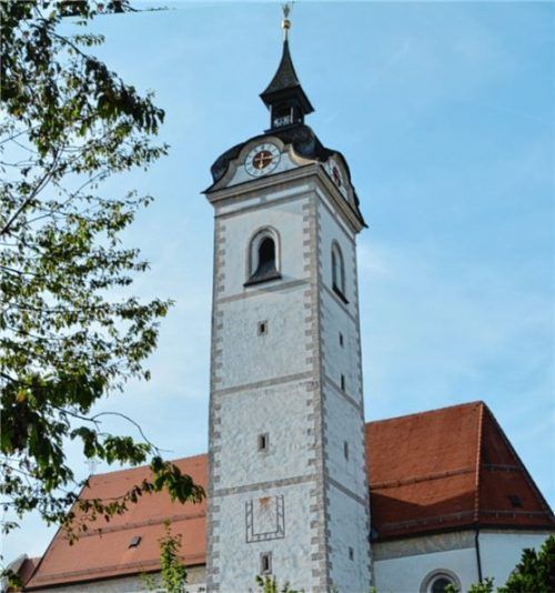 Der Turm der Pfarrkirche St. Emmeram in Vogtareuth ist in die Jahre gekommen und soll saniert werden. Foto Hampel