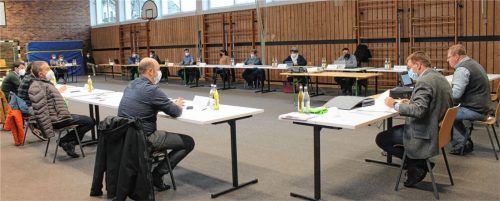 Derzeit finden die Schechener Gemeinderatssitzungen in der Turnhalle in Hochstätt statt – mit jeder Menge Abstand zwischen den Teilnehmern.Foto Heinz