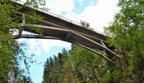 Die baufällige Rosengassenbrücke, die den Ortsteil Rosengasse erschließt, kann nicht mehr saniert werden. Für einen Neubau fehlt der Gemeinde Oberaudorf derzeit das nötige Geld.Foto  Lotter
