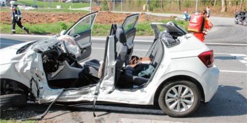 Die beiden Insassen dieses VW mussten von der Feuerwehr aus dem Fahrzeug geschnitten werden. Foto Reisner