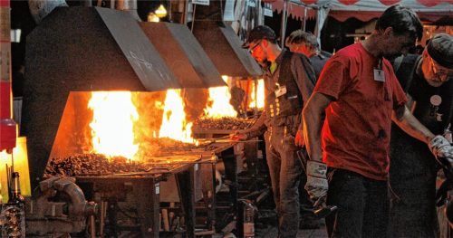 Die Schmiede-Biennale 2016: Da loderten die Feuer in den Kolbermoorer Zelten. Heuer startet die Veranstaltung am3. August. Foto re