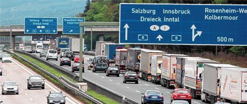 Die Blockabfertigung von Lastwagen an der Grenze bei Kiefersfelden führt immer wieder zu langen Staus auf der bayerischen Seite. Foto Reisner