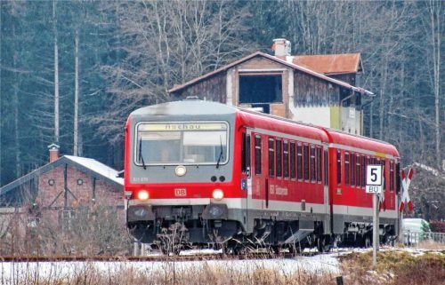 Die Chiemgau-Bahn mit dem alten Halter Bahnhofsgebäude im Hintergrund.Foto Hötzelsperger