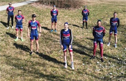 Die Chieminger Triathleten Attila Kardos, Johannes Green, Simon Manteufel, Hanno Nüsslein, Paula Schuhbeck, Christian Dammert, Abteilungsleiter Florian Fritzenwenger und Max Frey (von links) hoffen, dass die Liga-Saison starten wird. Foto  TSV Chieming