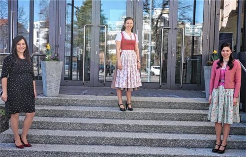 Die drei besten Absolventinnen der Abteilung Hauswirtschaft: (von links) Marlena Freutsmiedl aus Trostberg mit der Note 1,53, Lisa Marie Moritz aus Grassau mit der Note 1,20 und Stefanie Wagner aus Forstinning mit der Note 1,60.