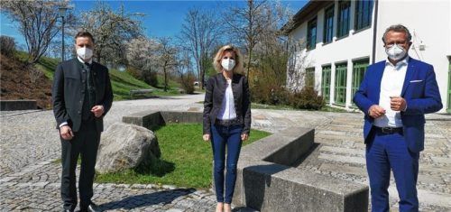 Die ersten Gratulanten: (von links) der CSU-Kreisvorsitzende Daniel Artmann, Direktkandidatin Daniela Ludwig und der CSU-Kreisvorsitzende Klaus Stöttner.Foto CSU