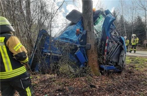 Die Front des Lkws ist nach dem Aufprall völlig zertrümmert. Foto Reisner