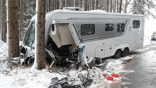 Die Front des Wohnmobils ist nach dem Zusammenstoß mit dem Auto völlig demoliert. Insgesamt geht die Polizei von einem Schaden von rund 120000 Euro aus. Foto Barth