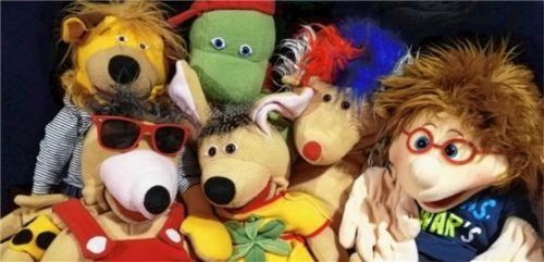 Die Handpuppen aus dem Inklusionskoffer (jeweils von links), vorne: der Maulwurf Braille, das Hasenmädchen Liesa, der Igel Borstel und Brillenträger Philip. Hinten: Leon der Löwe und die Schildkröte Edi.Foto re