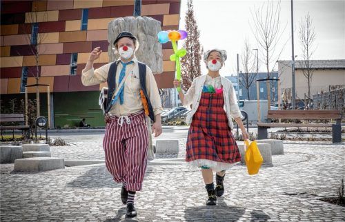 Die Klinikclowns „Lulu“ und „Muck“ vor dem Romed-Klinikum Rosenheim. Fotos Hausner/Wies
