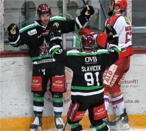 Die Kontis Kyle Gibbons (hinten) und Bobby Slavicek jubeln künftig nicht mehr für Rosenheim.Foto Hans-Jürgen Ziegler