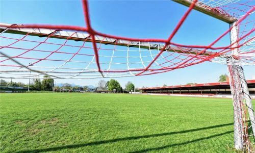 Die Netze, so wie hier im Rosenheimer Jahnstadion, bleiben oben und werden zumindest für diese Saison nicht mehr gebraucht. Die Fußball-Saison in Bayern ist abgesagt. Foto  Hans-Jürgen Ziegler