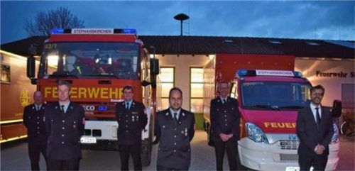 Die neue Führungsspitze: Sebastian Sandbichler, Johann Hiebl, Franz Hochhäuser, Florian Beck, Bernhard Himmelstoß und Bürgermeister Karl Mair (von links). Foto RE