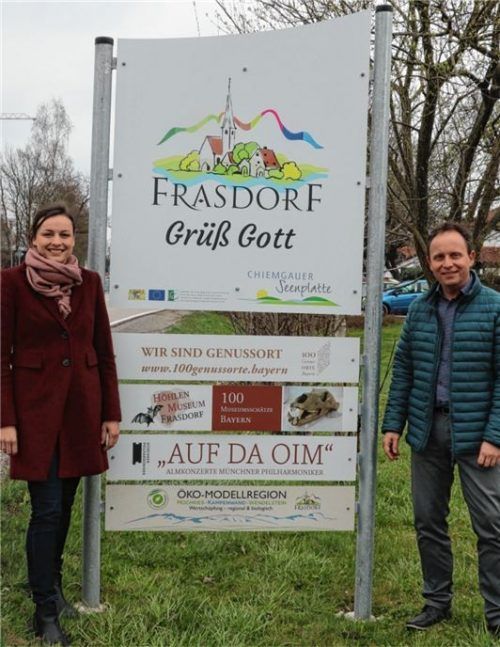Die neuen Schilder der Ökomodellregion Hochries-Kampenwand-Wendelstein stellte Projektmanagerin Irmi Prankl in Frasdorf mit Bürgermeister Daniel Mair (rechts)....