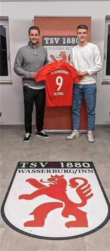 Die Nummer 9: Danile Kobl (rechts) mit Trainer Niki Wiedmann. Foto TSV Wasserburg