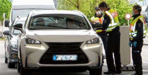 „Die Papiere bitte“: Bundespolizisten überprüfen an der Grenzkontrollstation in Kiefersfelden Einreisende. Foto Bundespolizei