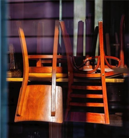 Die Stühle bleiben hochgestellt, die Gastronomiebetriebe geschlossen. Derzeit ist weiterhin nur die Abholung von Speisen möglich. Ein Zustand, der viele Gastronomiebetriebe laut IHK-Regionalausschuss an den Rande der Existenz bringt. Foto dpa