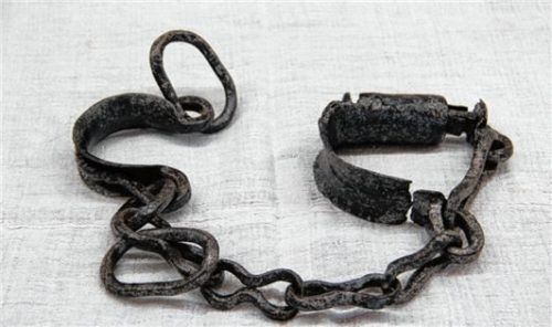 Diese Fußfessel hat Sebastian Aringer über 60 Stunden lang unter dem Mikroskop aufbereitet.