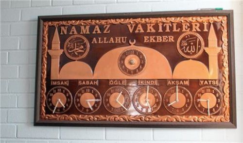 Diese Uhr in der Ditip-Moschee zeigt die Gebetszeiten für die gläubigen Muslime.