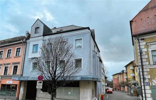 Dieses Gebäude wird zum Teil abgerissen, saniert und aufgestockt, die Optik modernisiert. Die Frauenarztpraxis bleibt laut Planer an diesem Standort erhalten.