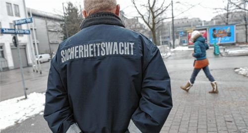 Ehrenamtliche Kräfte der Sicherheitswacht patrouillieren – wie hier auf dem Symbolbild – auch in Rosenheim durch die Straßen. Im Jahr 2020 war auch für die Ehrenamtlichen wegen der Pandemie einiges anders als sonst. Foto Andreas Gebert/dpa