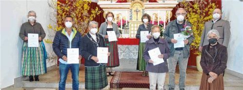 Ehrungen beim Wildenwarter Kirchenchor: (von links) Liesi Huber, Thomas und Erika Breitrainer, Anni Freund, Marianne Fischer, Anni Höhensteiger und Fritz Händl sowie Pfarrgemeinderatsvorsitzender Peter Huber und Ursula Stacheder von der Gemeindeleitung. Foto Hötzelsperger