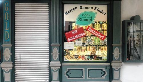 Ein Ende nach vielen Jahren: Das alteingesessene Geschäft „body & Strumpf“ schließt Ende August. Die Inhaber Pauline und Peter Unterseer haben sich nach einem langen Hin und Her für diesen Schritt entschieden. Sie selbst wollten nicht mit aufs Bild. Foto Heise