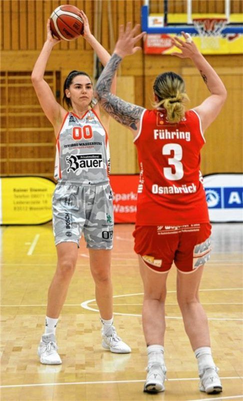 Ein entscheidendes Duell: Wasserburgs Maggie Mulligan gegen Osnabrücks Samantha Führing.Foto Gabi Hörndl