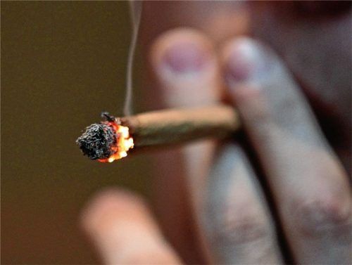 Ein Joint, wie ihn der Mann auf diesem Symbolfoto raucht, besteht aus der illegalen Droge Marihuana. Sie ist ein Produkt aus der Cannabis-Pflanze.Foto dpa, Simon Witte, re