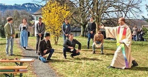 Eindrücke vom Jugendgottesdienst nach dem Emmausgang zur Pfarrkirche Christkönig in Wildenwart mit Priens Pfarrer Klaus Hofstetter. Foto Hötzelsperger