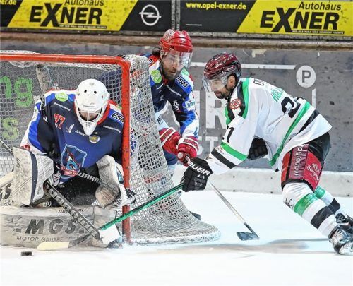 Eine der gefährlichen Rosenheimer Aktionen: Alex Höller taucht hier vor dem Selber Torhüter Michel Weidekamp auf.