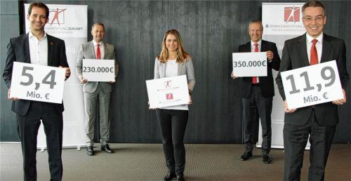 Einen Blick zurück auf 2020 werfen (von links) Oberbürgermeister Andreas März, Vorsitzender der „Sparkassenstiftung Zukunft für die Stadt Rosenheim“, Sparkassen-Vorstandsvorsitzender Karl Göpfert, Alexa Hubert, geschäftsführendes Vorstandsmitglied der „Sparkassenstiftungen Zukunft für die Stadt und für den Landkreis Rosenheim“, stellvertretender Sparkassen-Vorstandsvorsitzender Harald Kraus sowie Landrat Otto Lederer, Vorsitzender der „Sparkassenstiftung Zukunft für den Landkreis Rosenheim“.Foto Sparkassenstiftung Zukunft