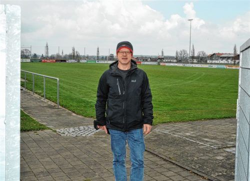 Einsame Veranstaltung:  Klaus Jordan, Vorsitzender des Sportvereins Westerndorf-St. Peter, würde gerne wieder mehr Leben auf dem Fußballfeld der Gemeinschaft sehen. Foto Schlecker