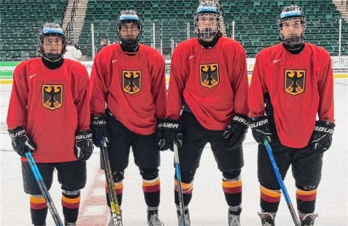 Einst gemeinsam in Rosenheim, nun für die deutsche U18-Nationalmannschaft bei der Weltmeisterschaft in Texas: Sandro Mayr, Connor Korte, Yuma Grimm und Michael Gottwald (von links).Foto Mayr