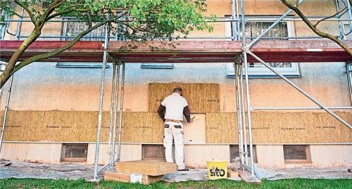 Energetische Sanierungen wie eine neue Dämmung sind für Gebäude wichtig. Bis diesebeschlossen sind, dauert es allerdings seine Zeit. Foto Klaus-Dietmar Gabbert/dpa