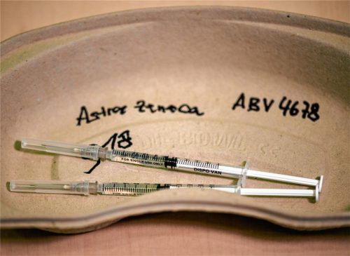 Ermittlungen nach Impfung: Die Staatsanwaltschaft Traunstein prüft, ob der Tod einer 43-Jährigen aus Söchtenau im Zusammenhang mit dem Vakzin des Herstellers Astrazeneca stehen könnte. Foto dpa