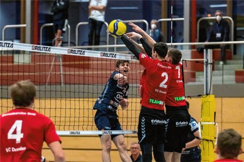 Fabian Bartsch übernahm Verantwortung und drehte mit beherzten Angriffen, selbst gegen Zwei-Meter-Mann Christian Heymann (2), und harten Aufschlägen das Spiel zugunsten der Mühldorfer.Foto Bartsch