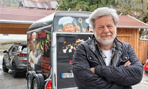 Franz Knöckl, Wirt des Gasthauses „Ochsenwirt“, hatte im Sommer Ärger mit der Polizei. Der TÜV seiner beiden Catering-Anhänger war ausgelaufen. Und daran wurde er mehrfach von den „hartnäckigen“ Beamten erinnert. Foto Schmidt