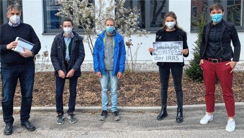 Freude bei den Gewinnern: Der Erstplatzierte Thomas Loferer (Zweiter von links) und der Zweitplatzierte Matthias Schnitzenbaumer (Mitte) mit den Initiatorinnen des Schulprojekts (von rechts) Christina Dörner und Johanna Daxeder sowie Schirmherr und Schulleiter Wolfgang Forstner. Foto re