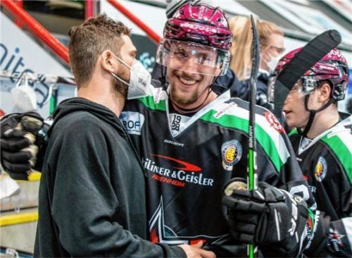 Freude bei den Mitspielern, als Draxinger bei Spielende wieder im Stadion war und über den Sieg jubelte.Foto Peter Lion