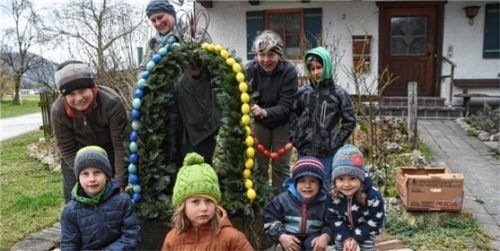 Freuen sich über den neuen Osterbrunnen: (hinten von links) Sebastian Blanc, Andrea Blanc, Wally Fischbacher undLeonhard Blanc sowie Leo Entholzer, Samu Heinlein, Xaver Blanc und Lotta Ebert (vorne von links) .Foto Ruprecht