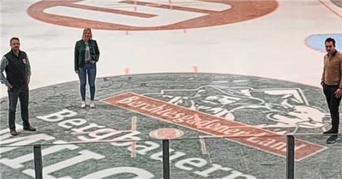Freuen sich über die weitere Zusammenarbeit: (von links) Florian Zielinski und Sabrina Wimmer von der Molkerei und Starbulls-Geschäftsführer Daniel Bucheli nach der Vertragsunterzeichnung auf dem Stadion-Eis.Foto Starbulls
