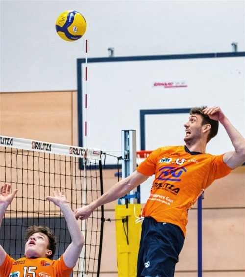 Fühlt sich auf der Position des Mittelblockers immer wohler: der Mühldorfer Luis Großmann, hier mit Tim Aust im Zuspiel. Foto Bartsch