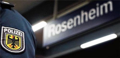 Für drei Männer aus Albanien, die in einem Fernreisezug unterwegs gewesen sind, war am Rosenheimer Bahnhof Endstation. Foto Bundespolizei