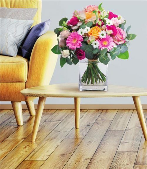 Gerbera, Rosen und Eukalyptus – diese blumigen Grüße in frühlingshaften Farben erfreuen jede Mutter. Foto Fleurop