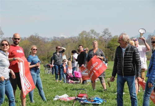 Geschätzt rund 800 Teilnehmer versammelten sich am Samstag bei Langenpfunzen, um gegen die geplante Trasse des Brenner-Nordzulaufs zu protestieren.Foto  Kirschner
