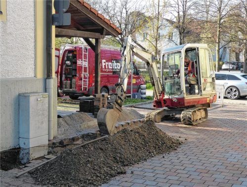 Gestern wurden die Leitungen für die neue E-Ladestation vor dem Mareissaal verlegt. Sukzessive sollen jetzt weitere Säulen in Kolbermoor aufgestellt werden. Foto Riediger